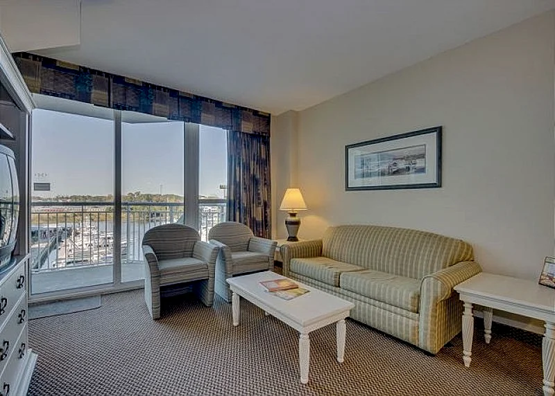 Condo overlooking marina + FREE DAILY ACTIVITIES!
