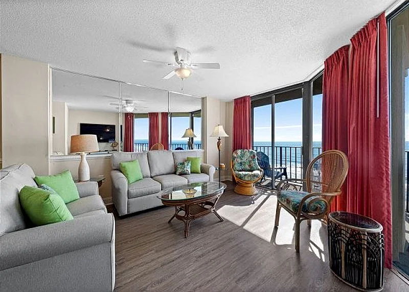 Spacious oceanfront condo, close to restaurants + FREE DAILY ACTIVITIES!