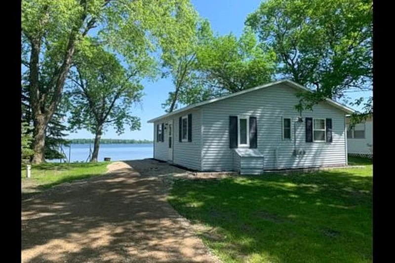 Beautiful cabin on sandy beach Big Kandiyohi Lake