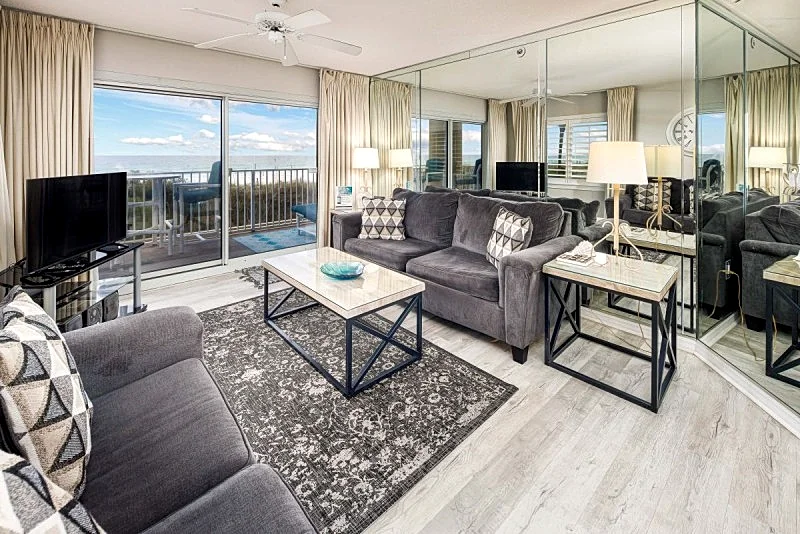 Summerlin 101:Beautiful corner condo- beach front, free beach chairs & WiFi