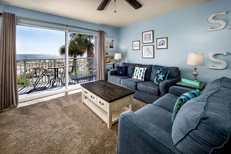 Pelican Isle 107: Cozy beach front condo, free beach chairs, dolphin cruise