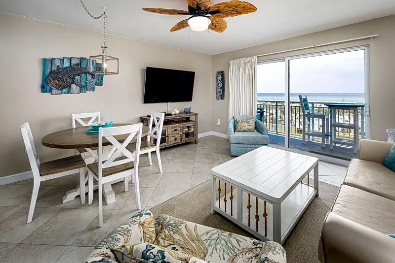 Pelican Isle 114: MUST see Cozy waterfront condo! Free golf & more
