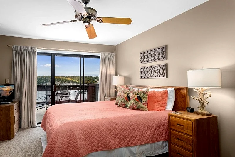 Knolls 0334 Beautiful large 4 bedroom 4 bath condo in Osage Beach!