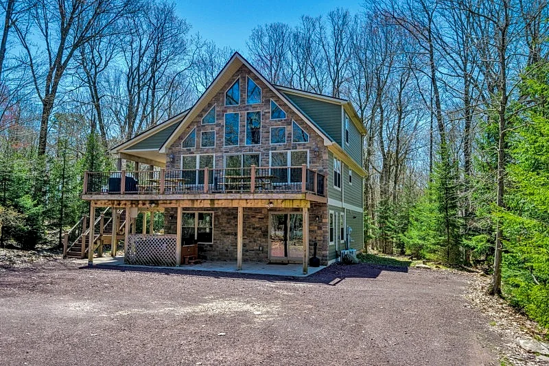 "Cascade" Beach Access, EV Charger, Fire Pit, Grill, Outdoor Gas Fireplace, Hot Tub, Pool Table