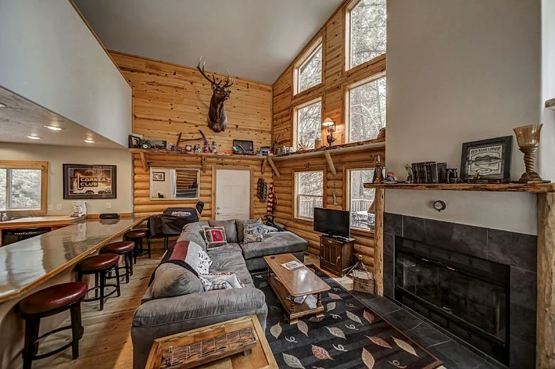Cascade Log Cabin - Idaho Mountain Getaway - Sleeps 10
