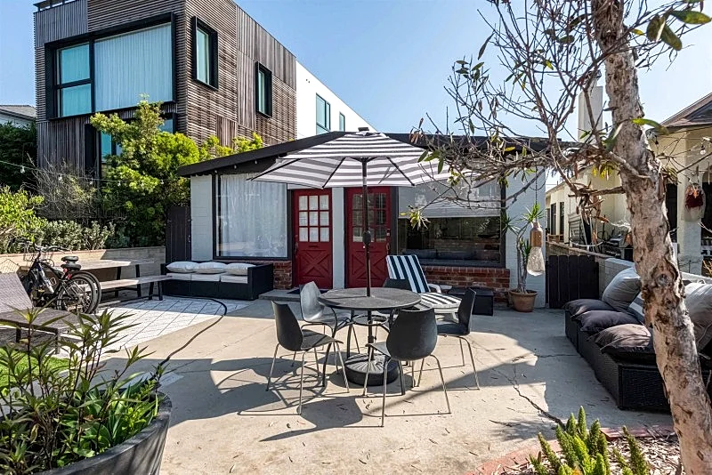 Charming Beachside 1-Bedroom Apartment on a Peaceful Walk-Street in North Hermosa