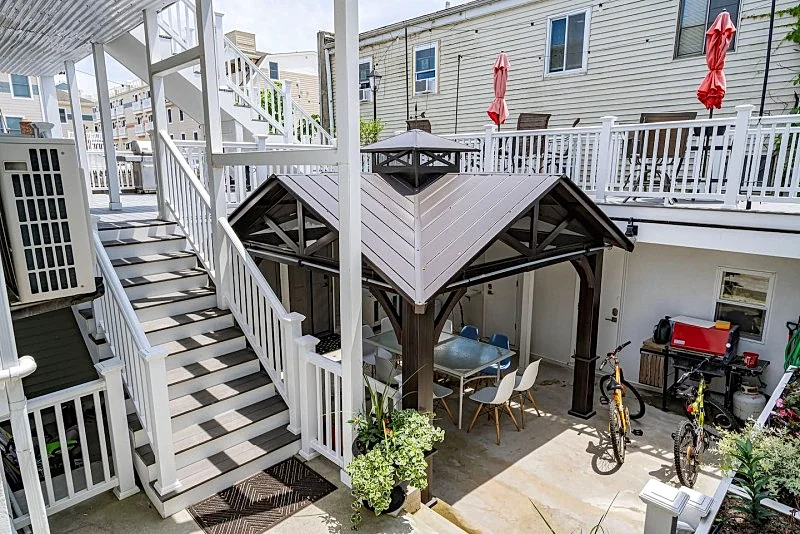 Wow: a 5-bedroom 2-bathroom Beach Block
