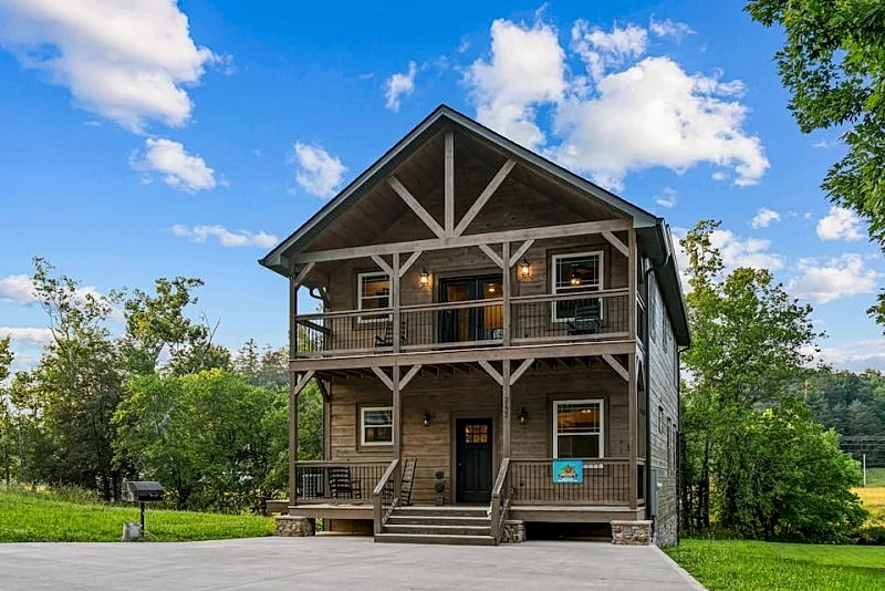 Creekside Lodge: Spacious Yard, Hot Tub Arcades & More