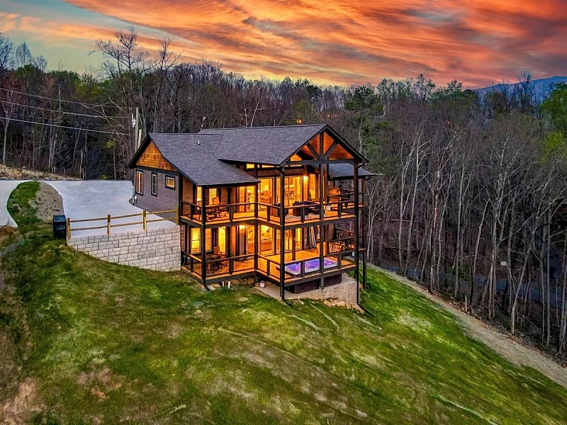 Pine Top Paradise Luxury Cabin: Amazing Views, Swim Spa