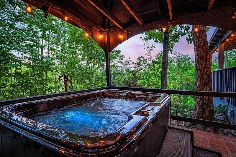 Lil' Fantasy Hideaway w Hot Tub and Views Easy Access