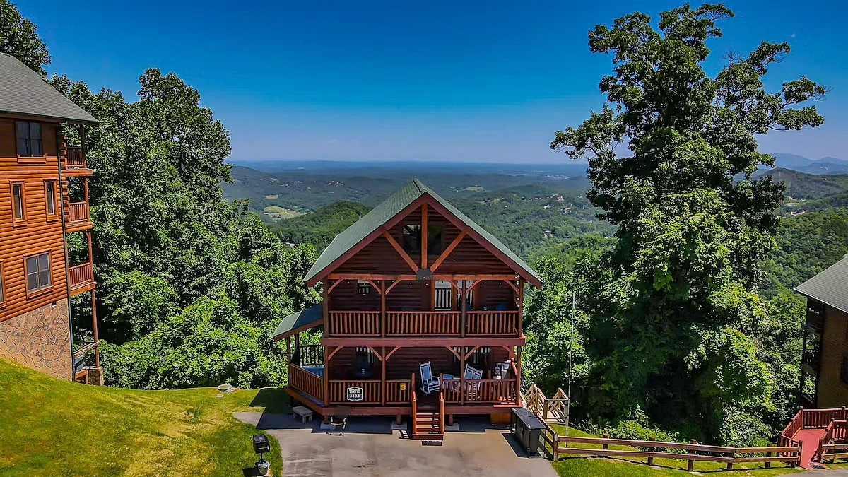 2 king beds, stunning mountain views, 4 spacious decks, private back deck, court