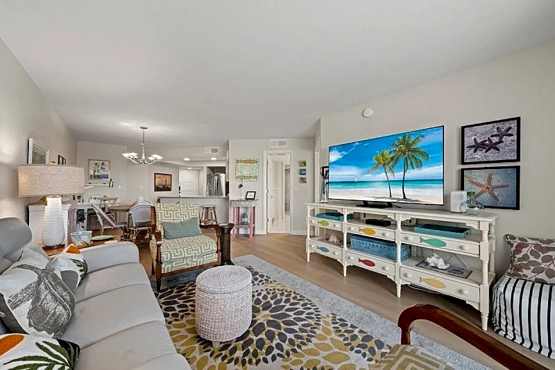 Completely renovated one bedroom on the beach, 65' Samsung TV tennis, pool.