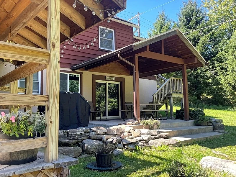 Lake, Swimming pond on property, Hot tub, fire pit, grill and more, pet friendly - Poconos