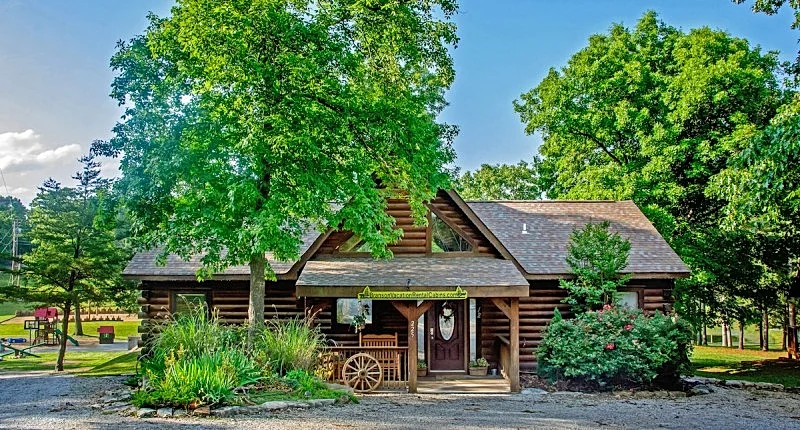Cedar Cove Cabin, Overlooking pool & playground, Thunder Ridge Arena