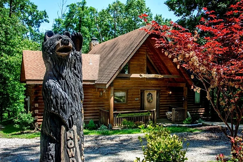 Trapper's Den Cabin, Two Master Suites, Great for 2 couples, Thunder Ridge Arena