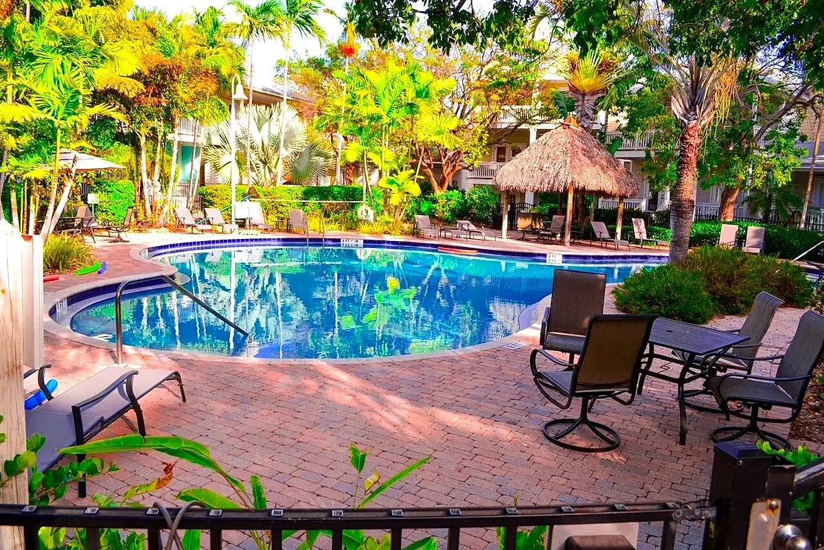 Luxury Condo-FREE PARKING,WIFI,BIKES,BIG POOL,WALK TO RESTAURANTS, BEACH CHAIRS