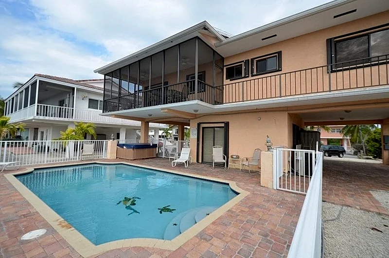 The Perfect Getaway with Swimming Pool, Jacuzzi and Boatslip