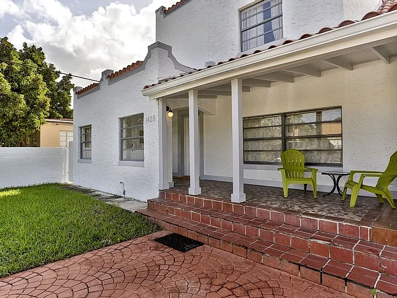 Classical and spacious with Garden and Jacuzzi.