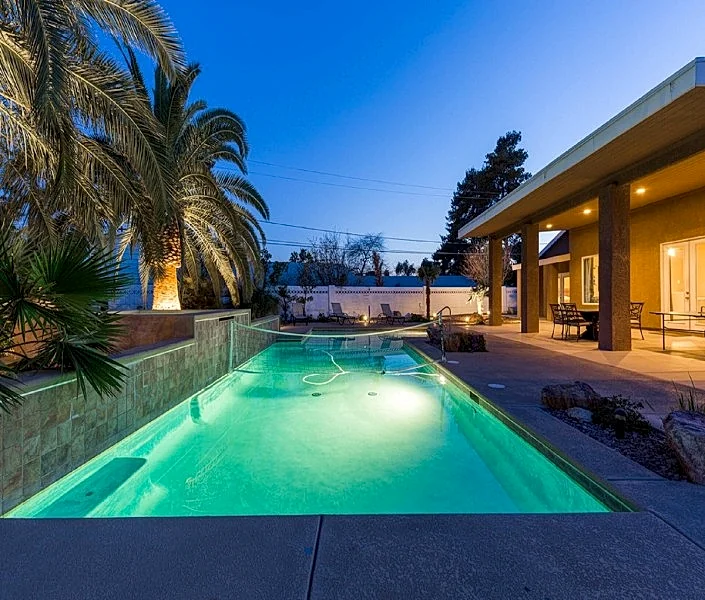 Family Friendly 3600 Sq Ft 5 Bedrooms 4 Bathrooms 3 Miles To Strip