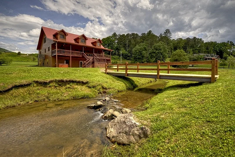 Dream Big! Riverfront Cabin, Game Room, Hot Tub, Fireplace and lots more for All