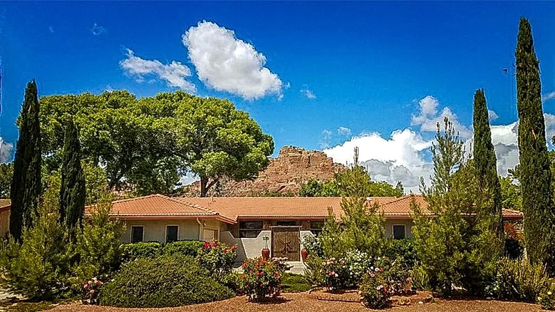 MAJESTIC VIEWS from all rooms on Oak Creek Golf Course..HIKE & BIKE & GOLF