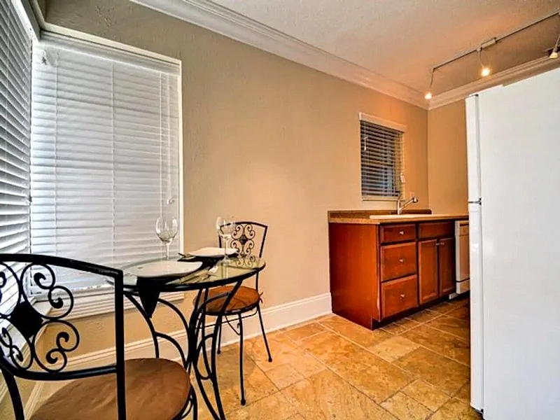V4-1 BR, waterfront villa, 2 min walk to beach