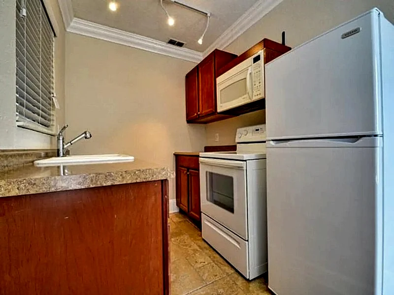 V4-1 BR, waterfront villa, 2 min walk to beach
