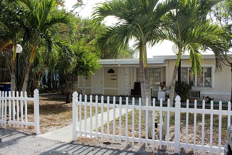 C2- 1 BR, Direct waterfront 2 min walk 2 beach