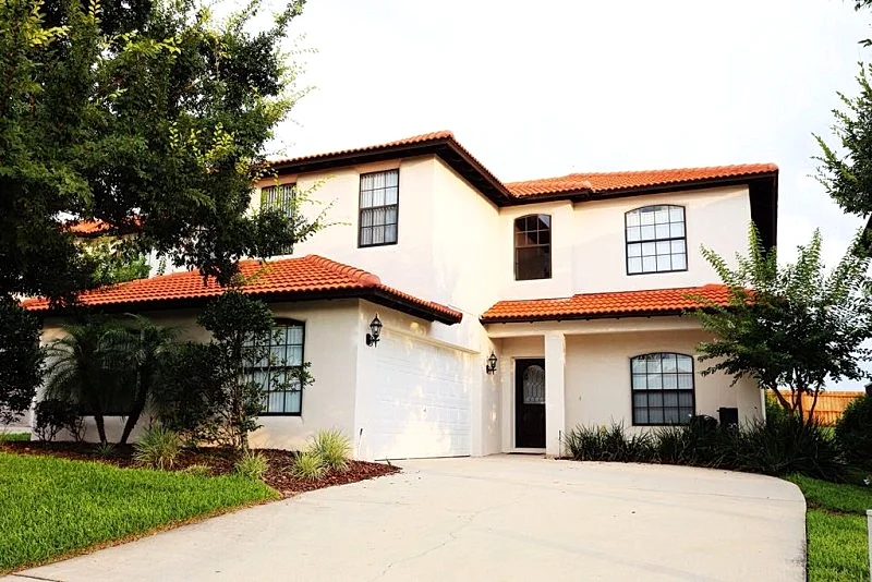 New Luxury Villa! 6 miles to Disney * Pool, Hottub. Free WiFi. Dining/Shopping