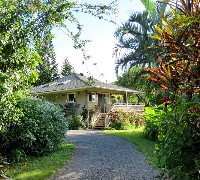 Private, Luxurious, Romantic Cottage, Panoramic Ocean View, King Bed, Hot Tub
