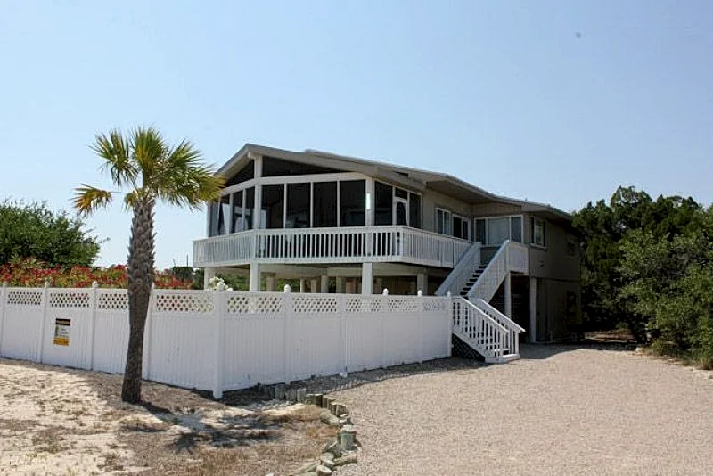 Single Level Beach House With Private pool, Pet Friendly, Amazing Views!