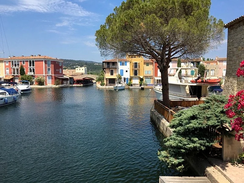 Stylish waterside apartment with fantastic views