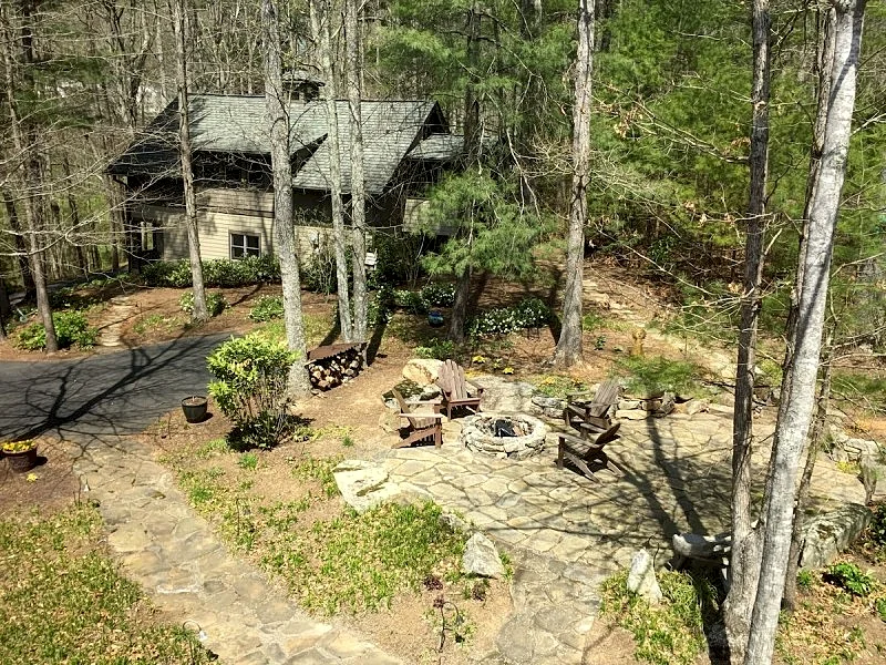 1-bedroom secluded cottage forest view trails 15 min to Asheville. Pet friendly