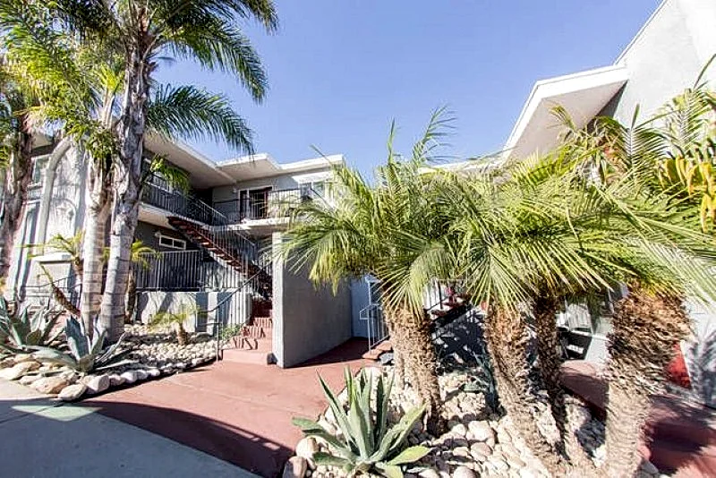2 Beds 1 Bath, 1 over sized shower, Full Kitchen, On Site Laundry, Approx. 880sf