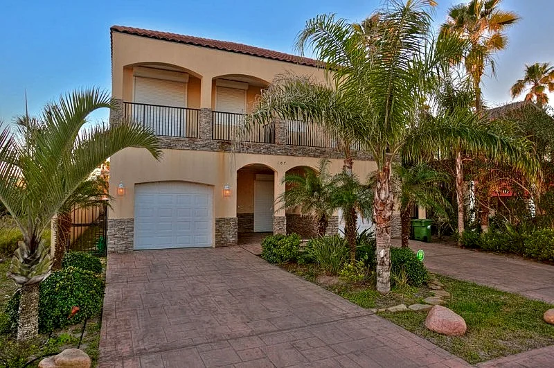Beautifully Decorated and Great Location Beach House Sleeps 10+ Pool