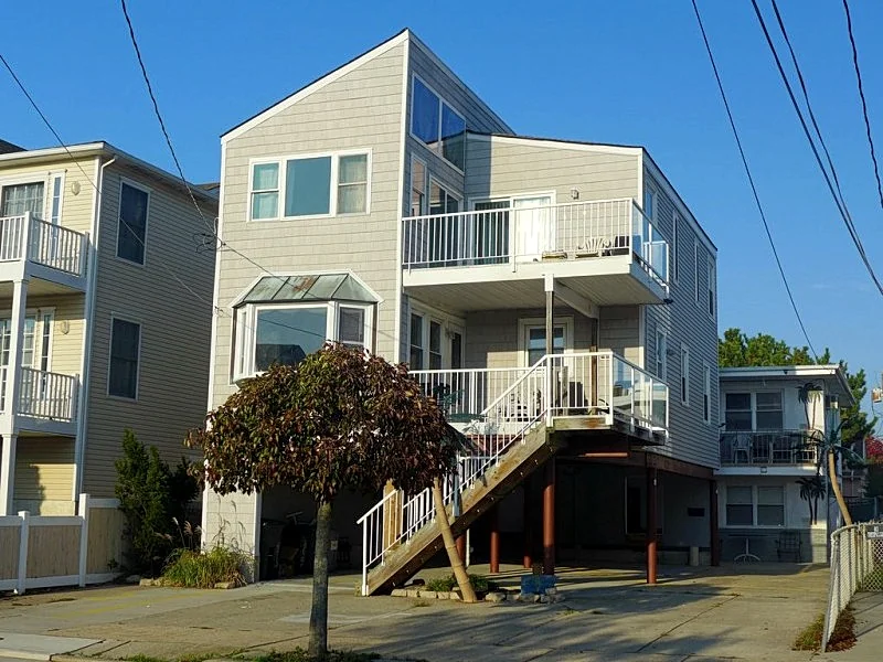 Beachy Home, 1/2 Block From Beach & Boards!