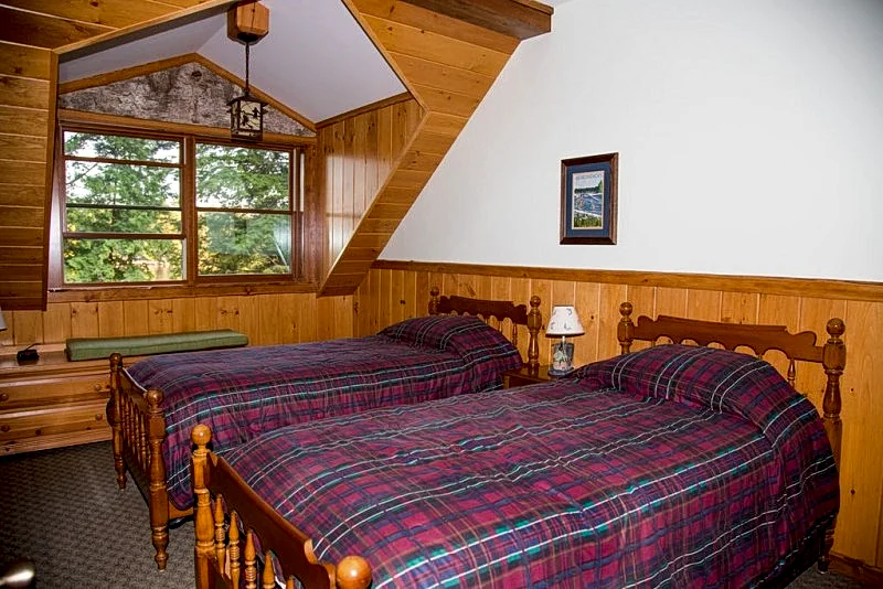 Waterfront year-round lodge surrounded by magnificent lakes and mountains in Saranac Lake, New York, United States — photo 5