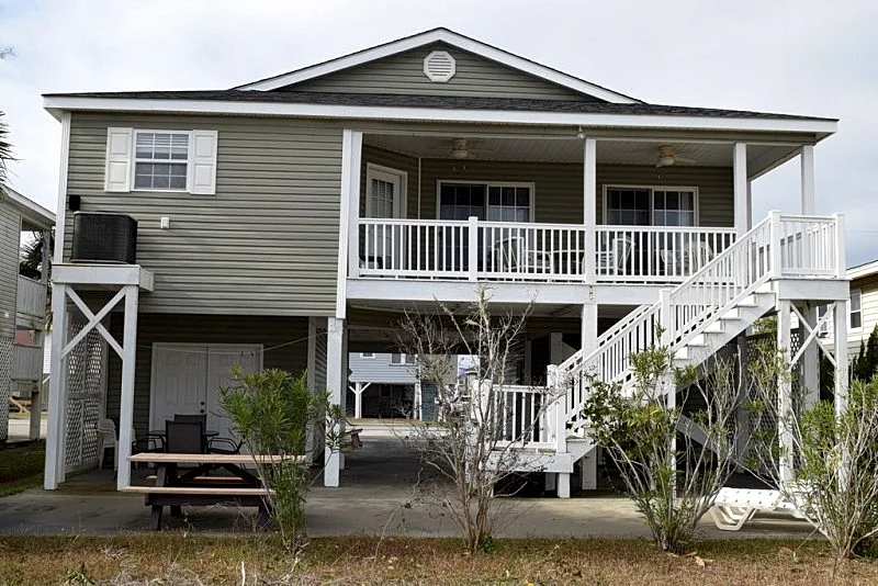 Clean Beach House on 2nd row easy access to beach!