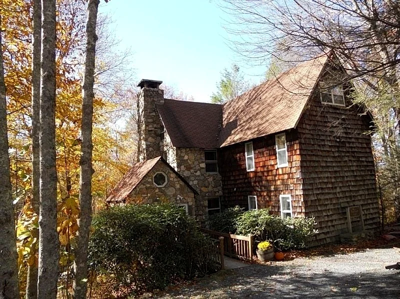 FIELDSTONE AND LOG HOME ON BEECH. Ski season dates available at 2024 prices!