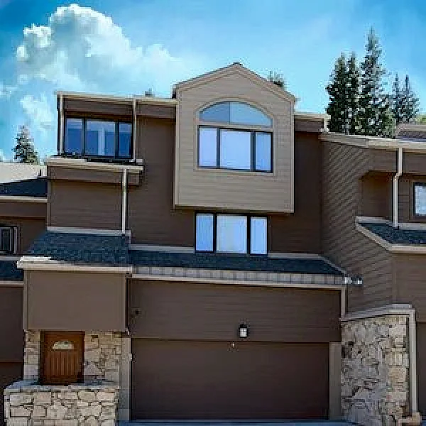 3 Master Bedrooms w King Beds! Hot tub, deck, grill, on FREE bus route
