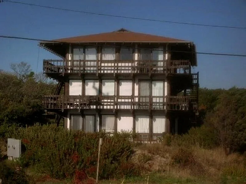 BAY VIEWS, BEACH ACROSS STREET, GREAT DEAL!