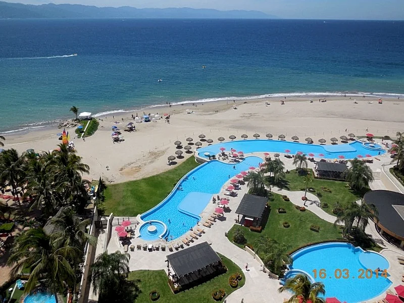 Luxury Oceanfront Apartment in Puerto Vallarta's Best Beach. 2 Large Pools, Gym
