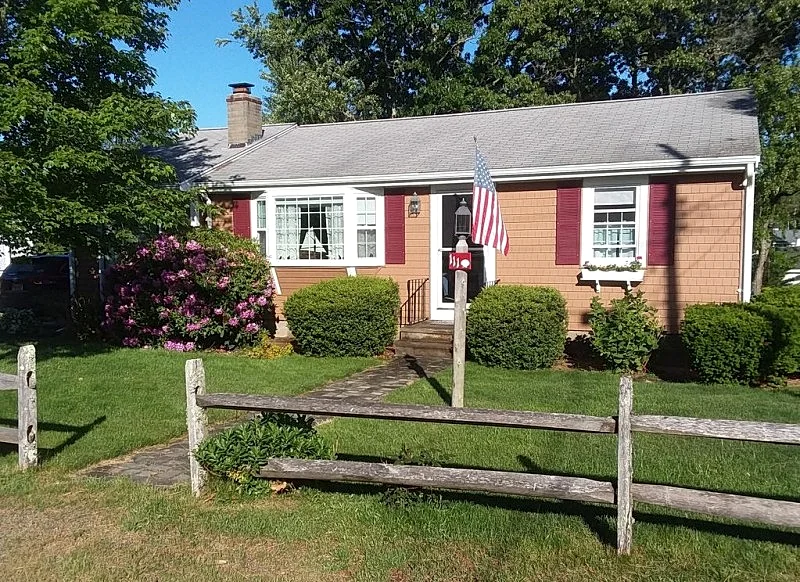 Charming Yet Spacious Cape Ranch with Central Air. in Dennisport - Cape Cod