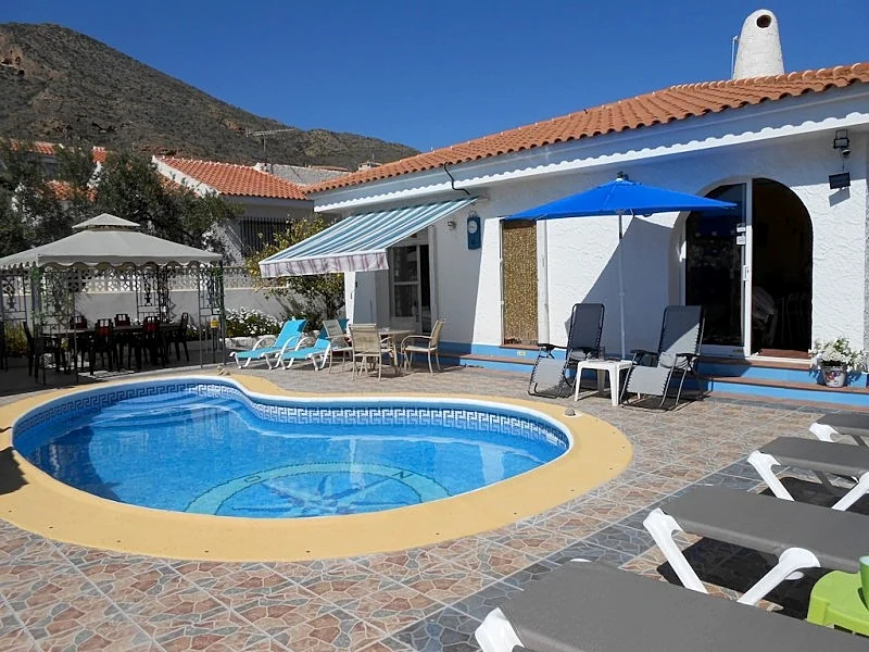Bungalow With Private Pool & Garden, Sea Views & parking, internet some air con