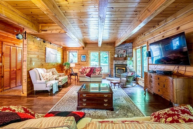 Impressive and Spacious Lakefront Cottage #629, Colbourne Lake in Algonquin Highlands, Ontario, Canada — photo 4
