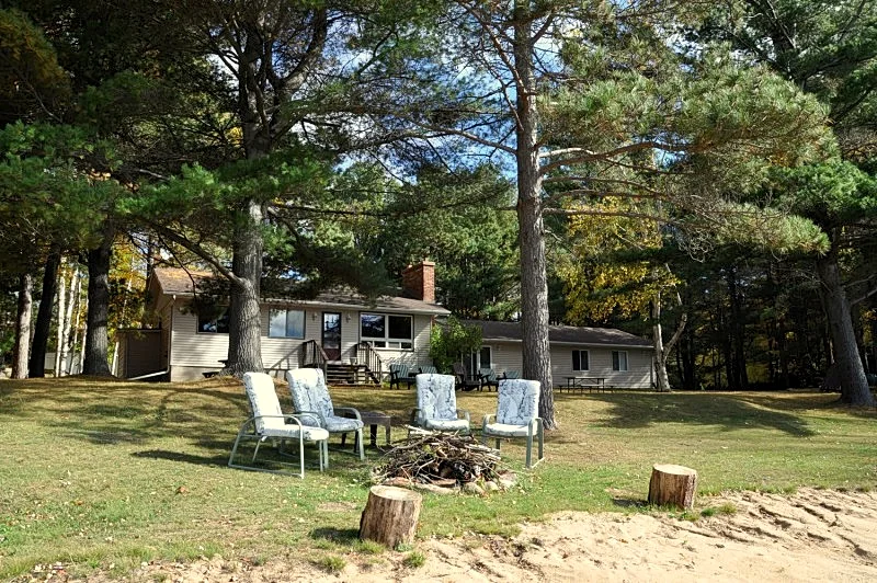 Charming Waterfront Cottage #834 on Kamaniskeg Lake