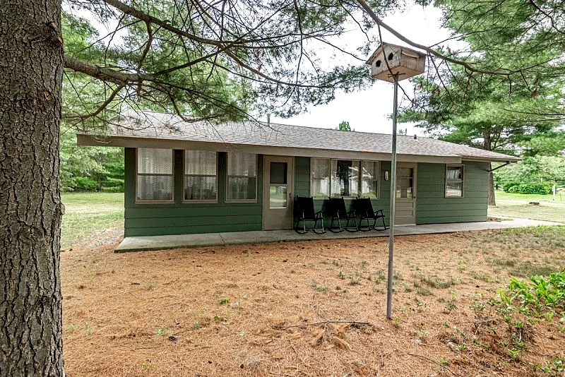 CHARMING COTTAGE STEPS FROM CASTLE ROCK LAKE - PET FRIENDLY
