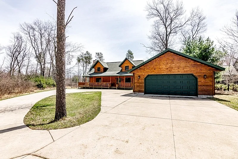 CUSTOM BUILT LOG HOME ON LAKE ARROWHEAD GOLF COURSE in Nekoosa, Wisconsin, United States — photo 1