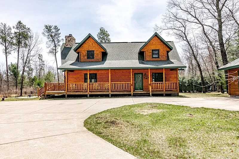 CUSTOM BUILT LOG HOME ON LAKE ARROWHEAD GOLF COURSE in Nekoosa, Wisconsin, United States — photo 2
