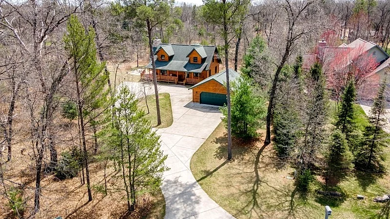 CUSTOM BUILT LOG HOME ON LAKE ARROWHEAD GOLF COURSE in Nekoosa, Wisconsin, United States — photo 3